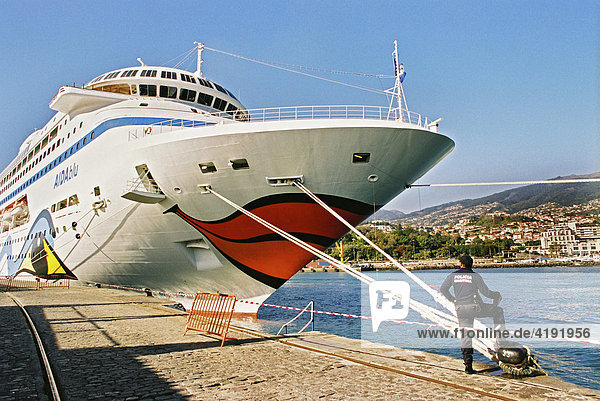 Kreuzfahrtschiff Aida Blue im Hafen von Funchal auf Madeira Portugal