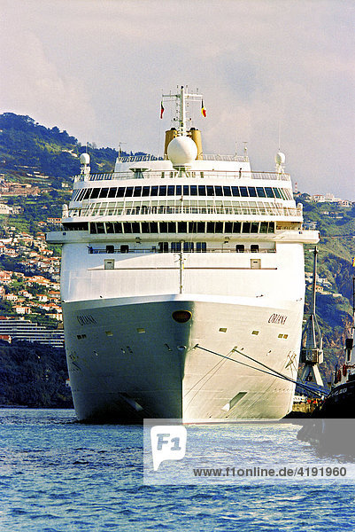 Kreuzfahrtschiff Oriana im Hafen von Funchal auf Madeira Portugal