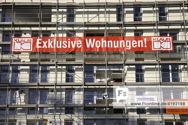 Baustelle Werbung für exklusive Wohnungen Logo Klaus Wohnbau München  Bayern  Deutschland