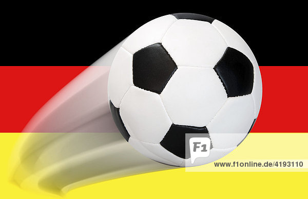 Ein Fußball fliegt im Bogen durch die Luft vor einer Deutschlandflagge - Serie