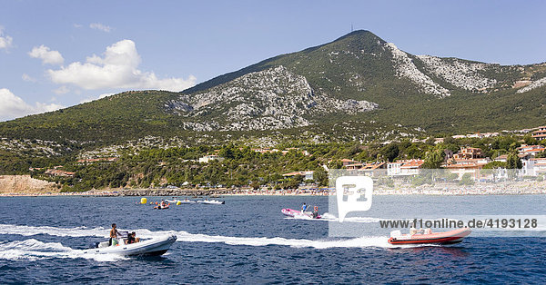 Boote fahren in die Bucht von Cala Gonone  Sardinien  Italien