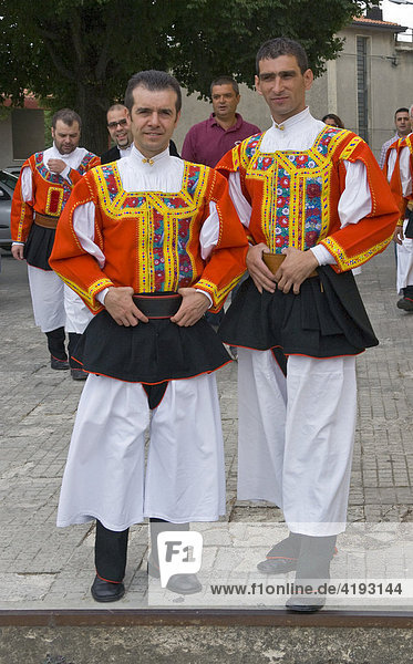 Männer in traditionellen Kostümen im Bergdorf Fonni  Sardinien  Italien