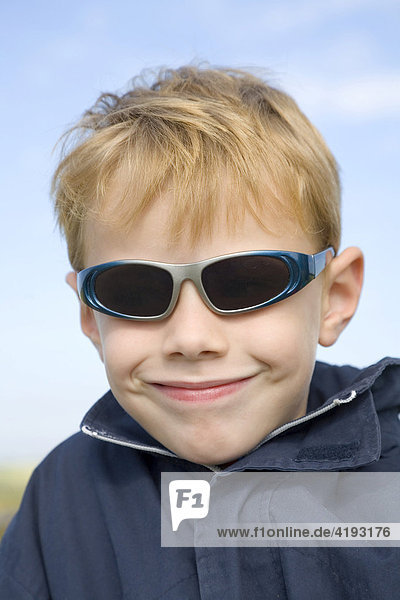 Ein Junge  5 Jahre  mit Sonnenbrille