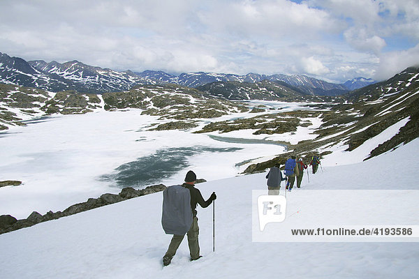 Wanderergruppe im Schnee  Chilkoot Trail / Pass  Crater Lake  British Columbia  Kanada