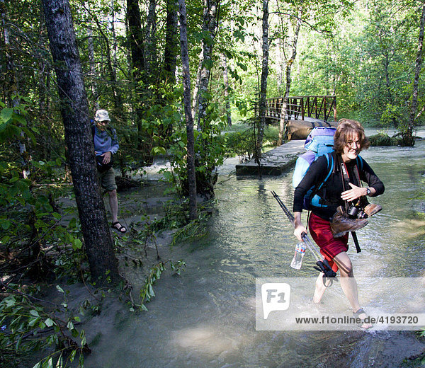 Wanderer  überqueren Taja Fluss  Überschwemmung  Chilkoot Trail  Alaska  USA