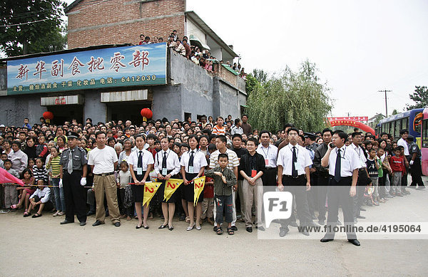 Menschen  Gesichter  Zuschauer am Strassenrand  Chenjiagou  Henan  China