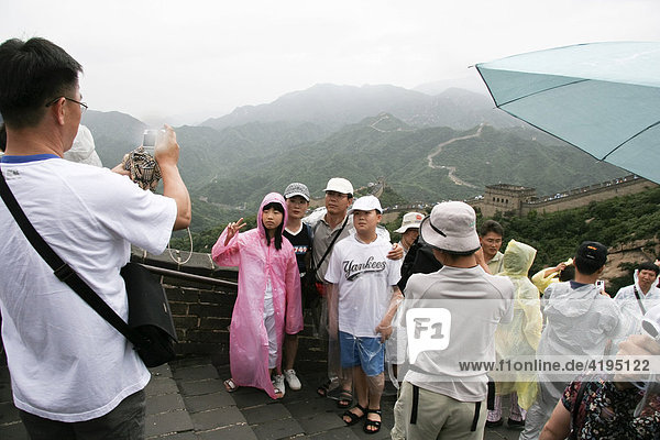 Chinesische Touristen auf der Chinesischen Mauer im Regen  fotografieren  Gruppenfoto  Peking  Beijing  China