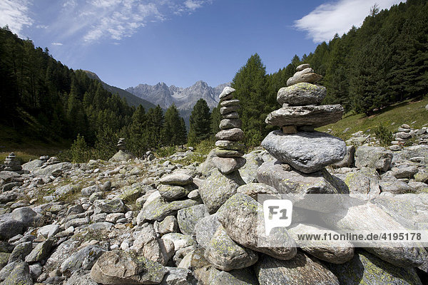 Steinstapel  Wächter  Berglandschaft im Unterengadin  Schweiz