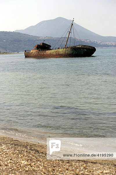 Ein verrostetes Schiff liegt vor der Küste von Finikouda  Süden des Peloponnes  Griechenland