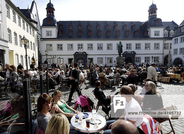 Jesuitenplatz mit Cafés im Zentrum der Koblenzer Altstadt  Koblenz  Rheinland-Pfalz  Deutschland  Europa