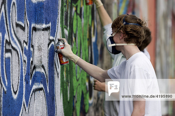 Graffity-Sprayer mit Atemschutz bei der Arbeit