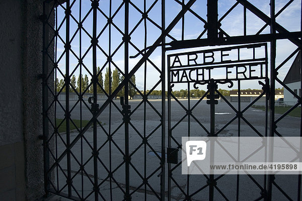 Eisentor am Haupteingang mit der Aufschrift Arbeit macht frei im Konzentrationslager im Dachau