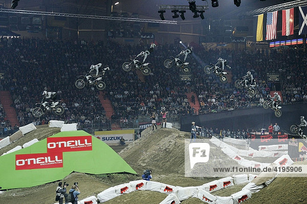 Motorcross Sequenz auf der Super Cross Over in der Olympia Halle in München