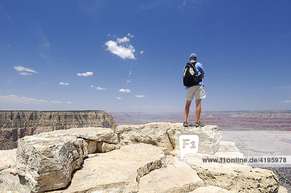 Mann steht vor einem Abgrund. Rim Trail  South Rim  Grand Canyon National Park  Arizona  USA