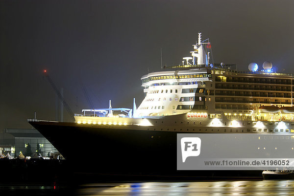 Passagierschiff Queen Mary 2 am Cruise Center im Hafen Hamburg  Deutschland