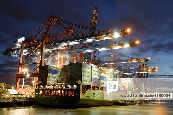 Containerschiff am Eurogate  Hafen Hamburg  Deutschland