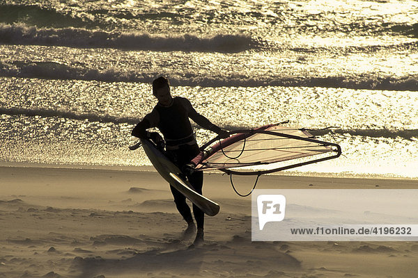 Surfer am Strand von Bloubergstrand Kapstadt Suedafrika