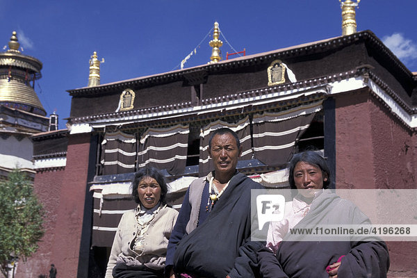 3 Tibeter vor Tempel Tibet