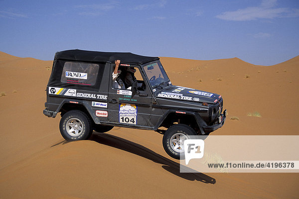 Mercedes G Gelaendewagen springt ueber Sandduene Marokko