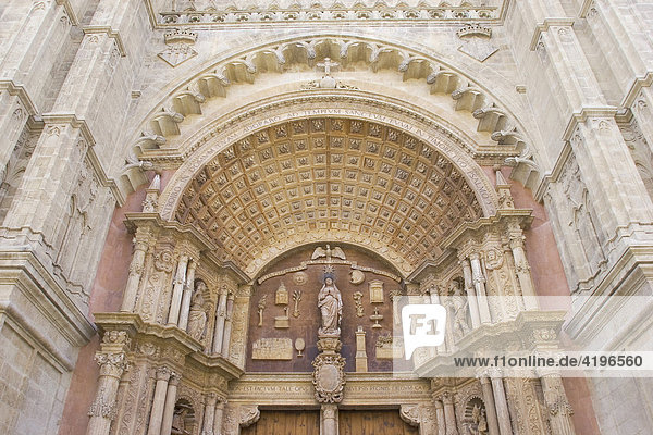 Eingangsportal der Kathedrale La Seu in Palma Mallorca  13. bis 14. Jahrhundert