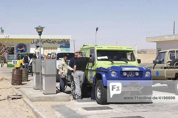 Mercedes Gelaendefahrzeug an einer Tankstelle in Lybien