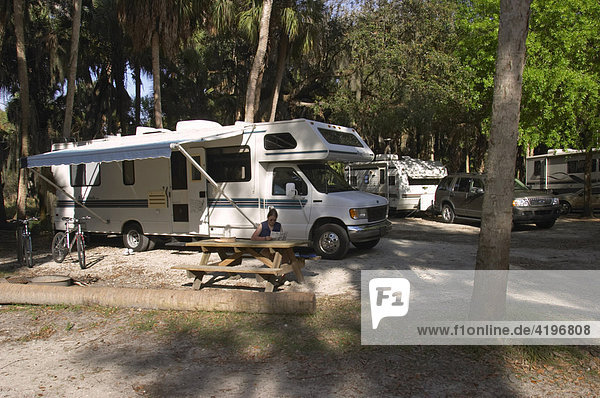 Camping mit Wohnmobil im Myakka River State Park Florida  Fahrzeug Ford  Wohnkabine Four Winds