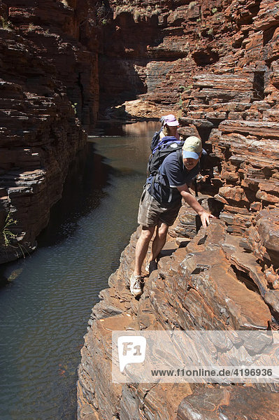 Wandern und Klettern in der Hancock Gorge Karijini National Park Pilbara Region Westaustralien WA