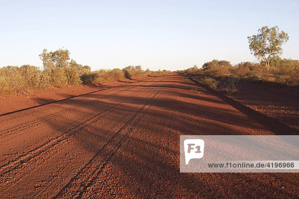 Gerade Strasse im Outback der Pilbara bei Sonnenuntergang Region Westaustralien WA
