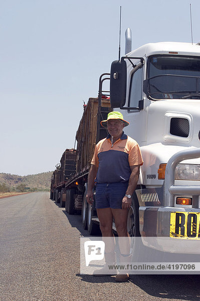 Fahrer eines Road Train in Westaustralien WA  Australien