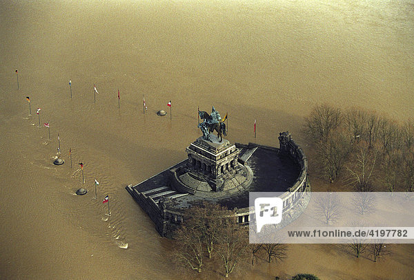 Hochwasser 1995 Koblenz: Das Deutsche Eck mit dem Denkmal des Kaiser Wilhelm an der Moselmündung. Koblenz,  Rheinland-Pfalz,  Deutschland.