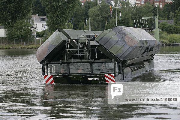 Die Amphibie M3 der Bundeswehr auf der Mosel bei Koblenz, Rheinland ...