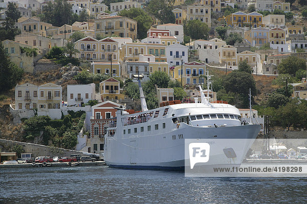 Fähre im Hafen der Insel Symi bei Rhodos  Griechenland