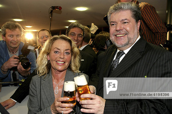 Ministerpräsident Kurt Beck (SPD) gewinnt Landtagswahlen  mit Ehefrau Roswitha Beck  26.03.2006  Mainz  Rheinland-Pfalz  Deutschland