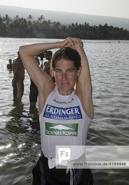 Die deutsche Profi Triathletin Nicole Leder beim Schwimmtraining für die Ironman-Triathlon-WM in Kailua-Kona  Hawaii  USA