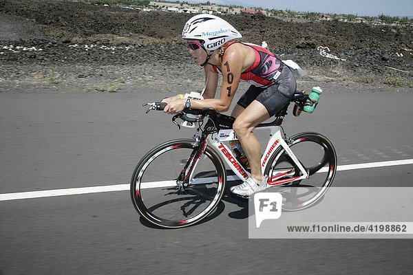 Die Profi-Triathletin Rebekah Keat (AUS) bei der Ironman-Triathlon-Weltmeisterschaft auf der Radstrecke Kailua-Kona  Hawaii USA.