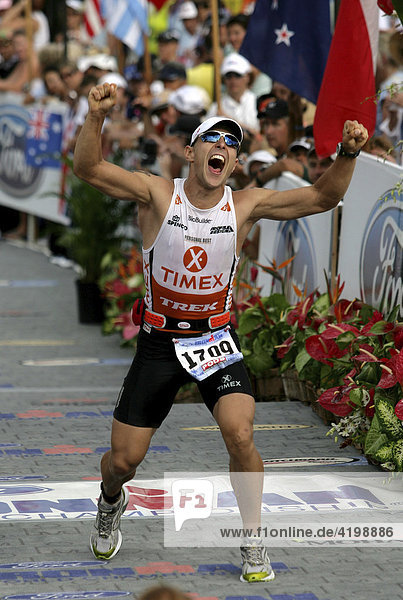 Alex Mroszczk-McDonald (USA) bei der Ironman-Triathlon-Weltmeisterschaft im Ziel in Kailua-Kona,  Hawaii USA.