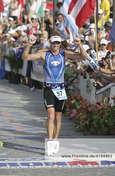 Der Triathlon-Profi Luke McKenzie (AUS) i bei der Ironman-Triathlon-Weltmeisterschaft im Ziel in Kailua-Kona  Hawaii USA.