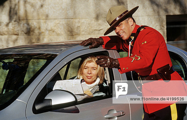 Polizist der Royal Canadian Mountain Police zeigt einer Touristin den Weg  Regina  Saskatchewan  Kanada