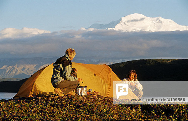Campen vor dem höchsten Berg Nordamerikas  dem Mt. McKinley im Denali Nationalpark  Alaska