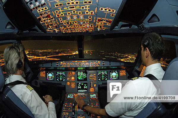 Piloten im Cockpit eines Airbus 321 beim Landeanflug