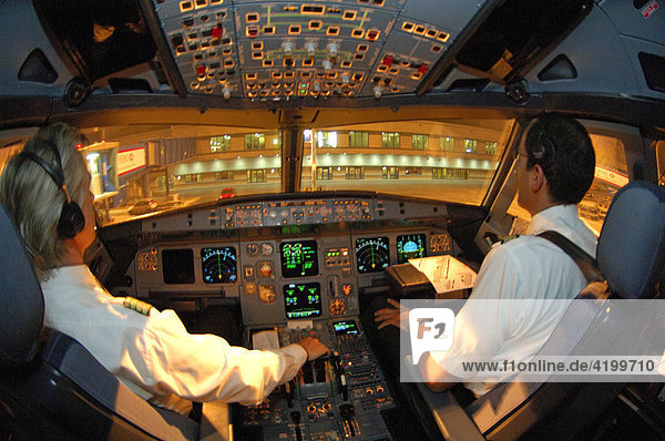 Piloten im Cockpit eines Airbus 321 beim Andocken am Gate