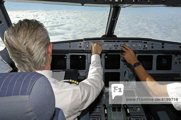 Piloten im Cockpit eines Airbus 321 bei der Arbeit