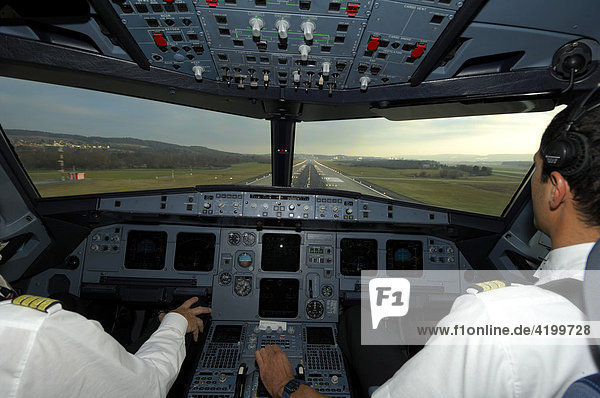 Piloten im Cockpit eines Airbus 321 beim Landeanflug
