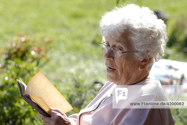 Seniorin beim Lesen in einem alten Tagebuch