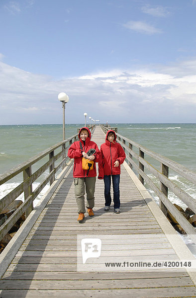 Touristen auf der Seebrücke im Ostseebad Wustrow  Ostseeküste  Fischland  Darß  Zingst  Mecklenburg-Vorpommern  Deutschland