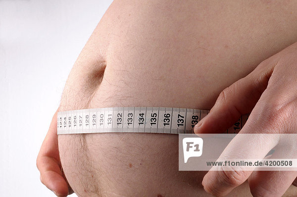 Bauch eines übergewichtigen Mannes mit Maßband