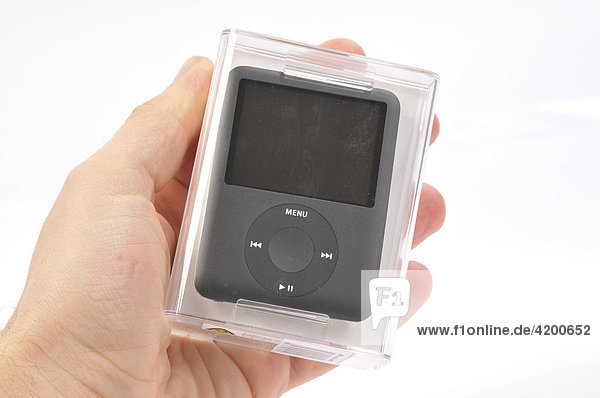 Hand hält Apple iPod Nano  schwarz  in Originalverpackung