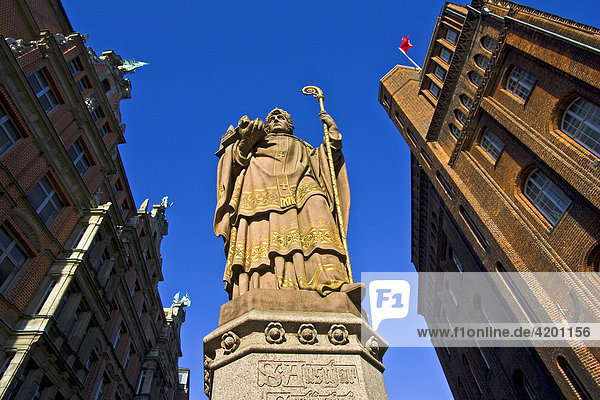 Statue Bischof Heiliger St. Ansgar auf der Trostbrücke in Hamburg vor dem historischen Gebäude der Patriotischen Gesellschaft (rechts) und dem Kontorhaus Globushof (links)  Hamburg  Deutschland  Europa