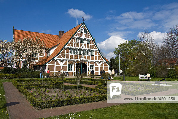 Rathaus der Gemeinde Jork  historisches Fachwerkhaus im Alten Land  Altes Land  Jork  Niedersachsen  Deutschland  Europa