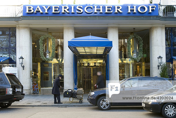 Portier arbeitet vor Hotel Bayerischer Hof München Bayern Deutschland
